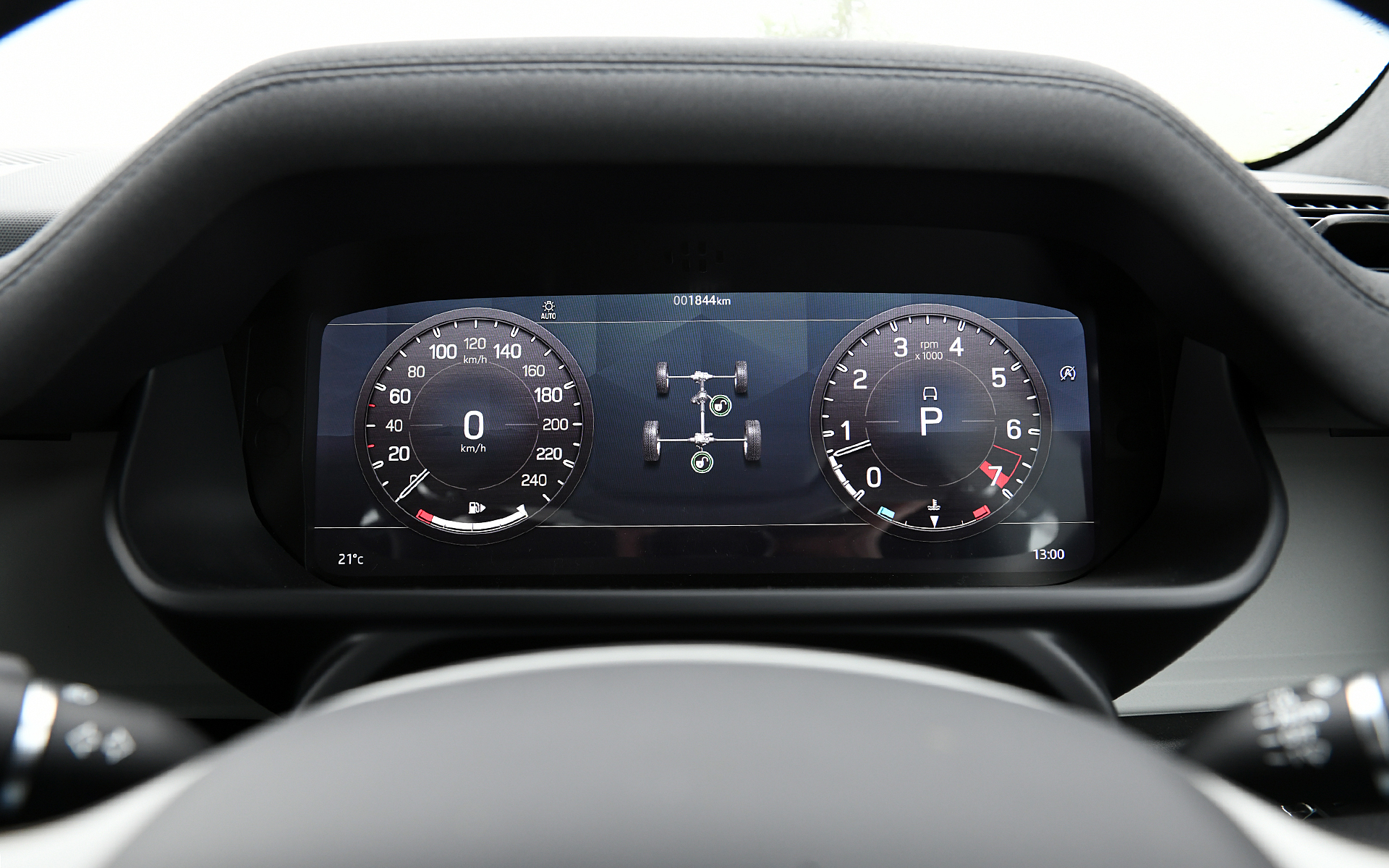 ジャガー・ランドローバーとして初採用となった最新インフォテインメント・システム「Pivi Pro」のほか、ClearSightインテリアリアビューミラーや10インチタッチスクリーンなどの最新装備も搭載。エアコンまわりのスイッチはグローブをしていても操作しやすいような大型のタイプ