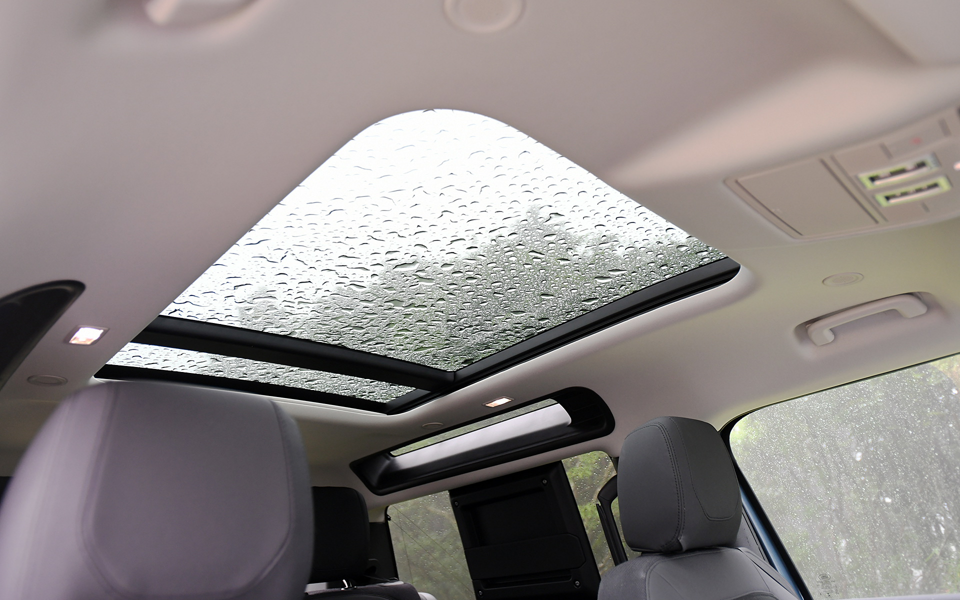 スライディングパノラミックルーフはオプション装備