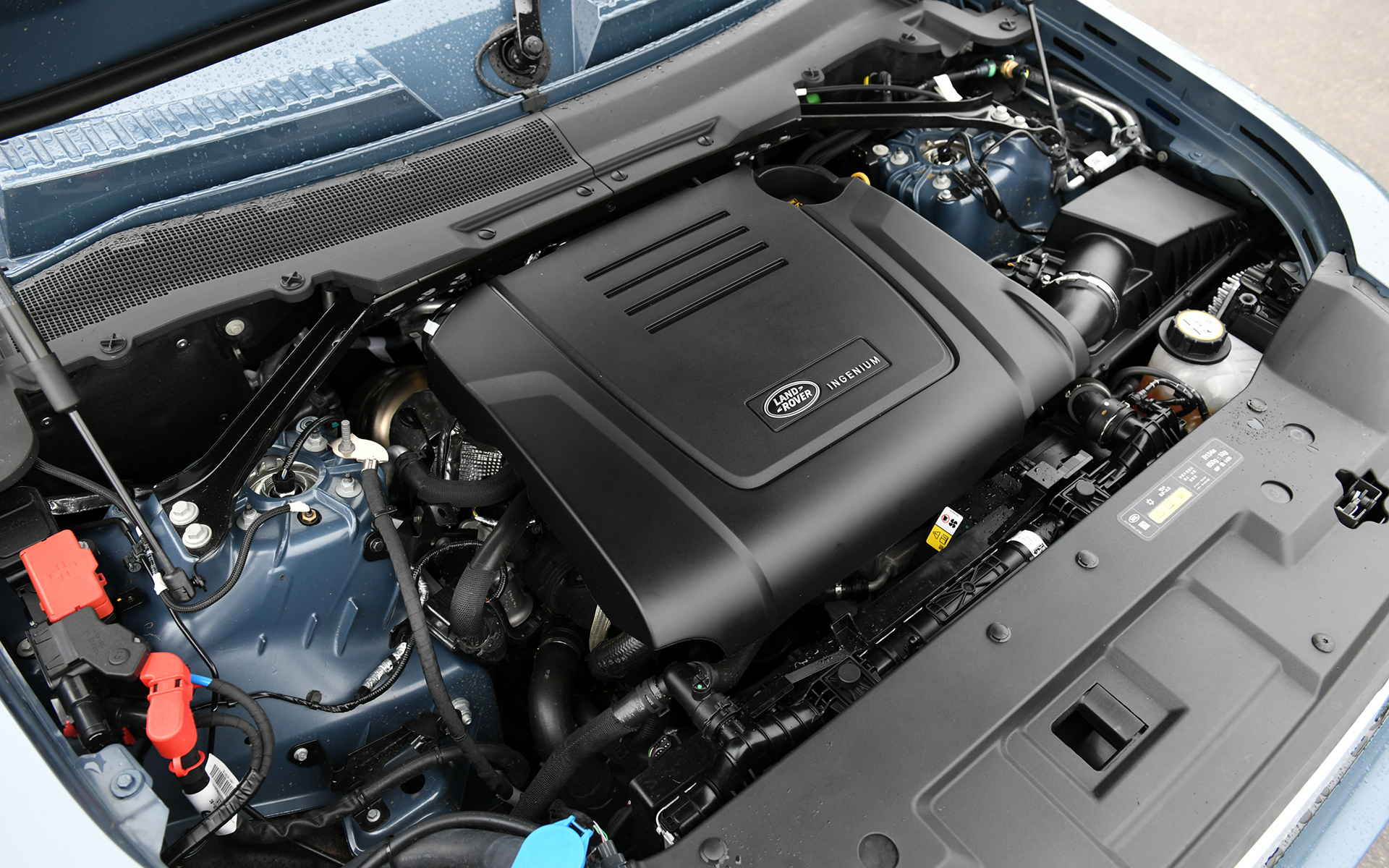 最高出力221kw（300PS）/5500rpm、最大トルク400Nm/2000rpmを発生する直列4気筒DOHC 2.0リッターターボエンジンを搭載。トランスミッションには8速ATを組み合わせ4輪を駆動する