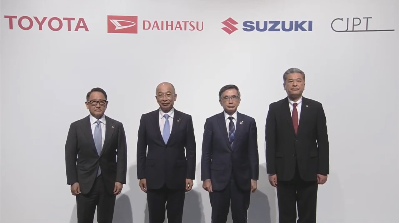 左から発表会に登壇したトヨタ自動車株式会社 代表取締役社長 豊田章男氏、ダイハツ工業株式会社 代表取締役社長 奥平総一郎氏、スズキ株式会社 代表取締役社長 鈴木俊宏氏、CJPT代表取締役社長 中嶋裕樹氏