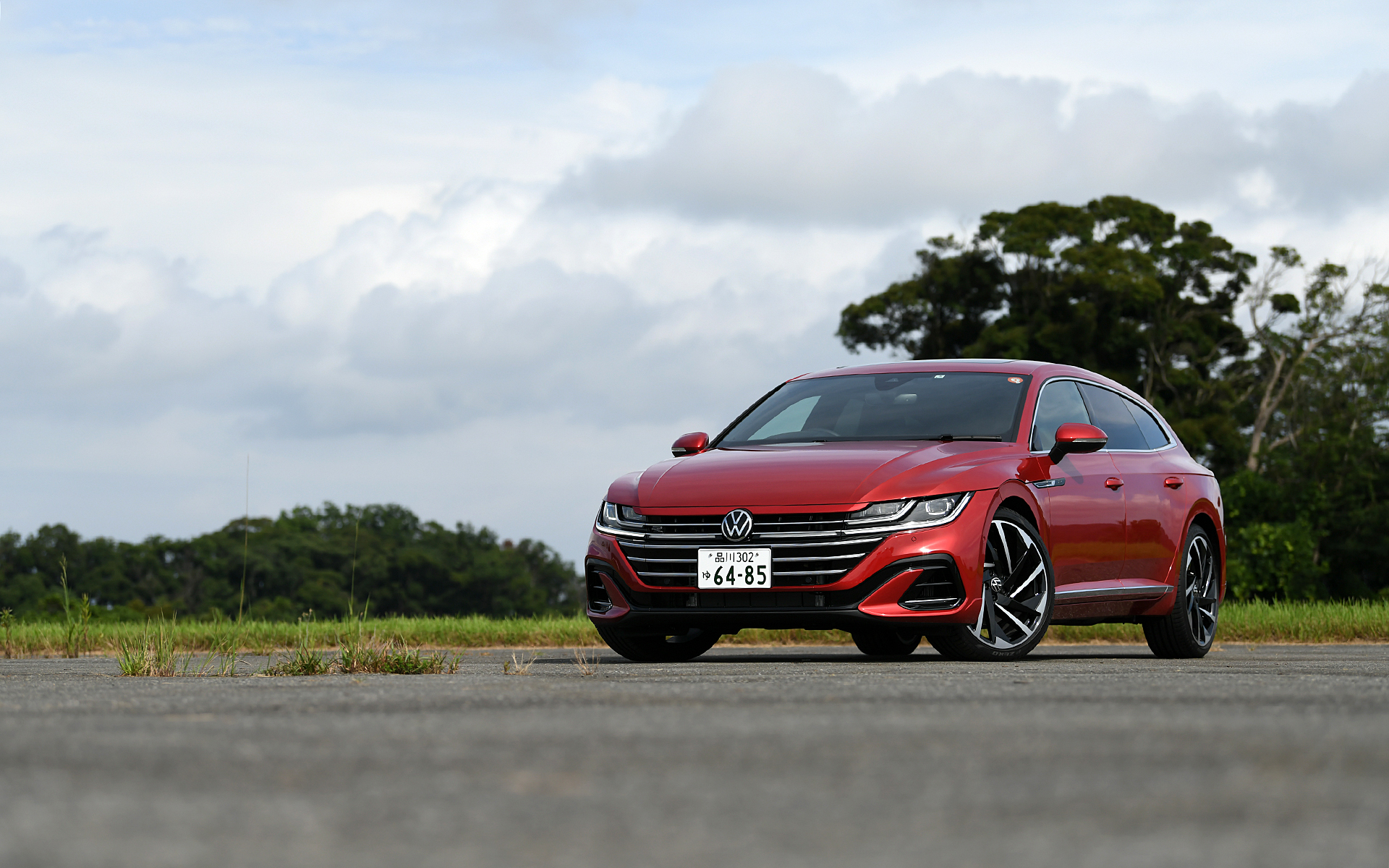 「アルテオン シューティングブレーク TSI 4MOTION R-Line Advanve」（644万6000円）。ボディカラーは新色のキングスレッドメタリック