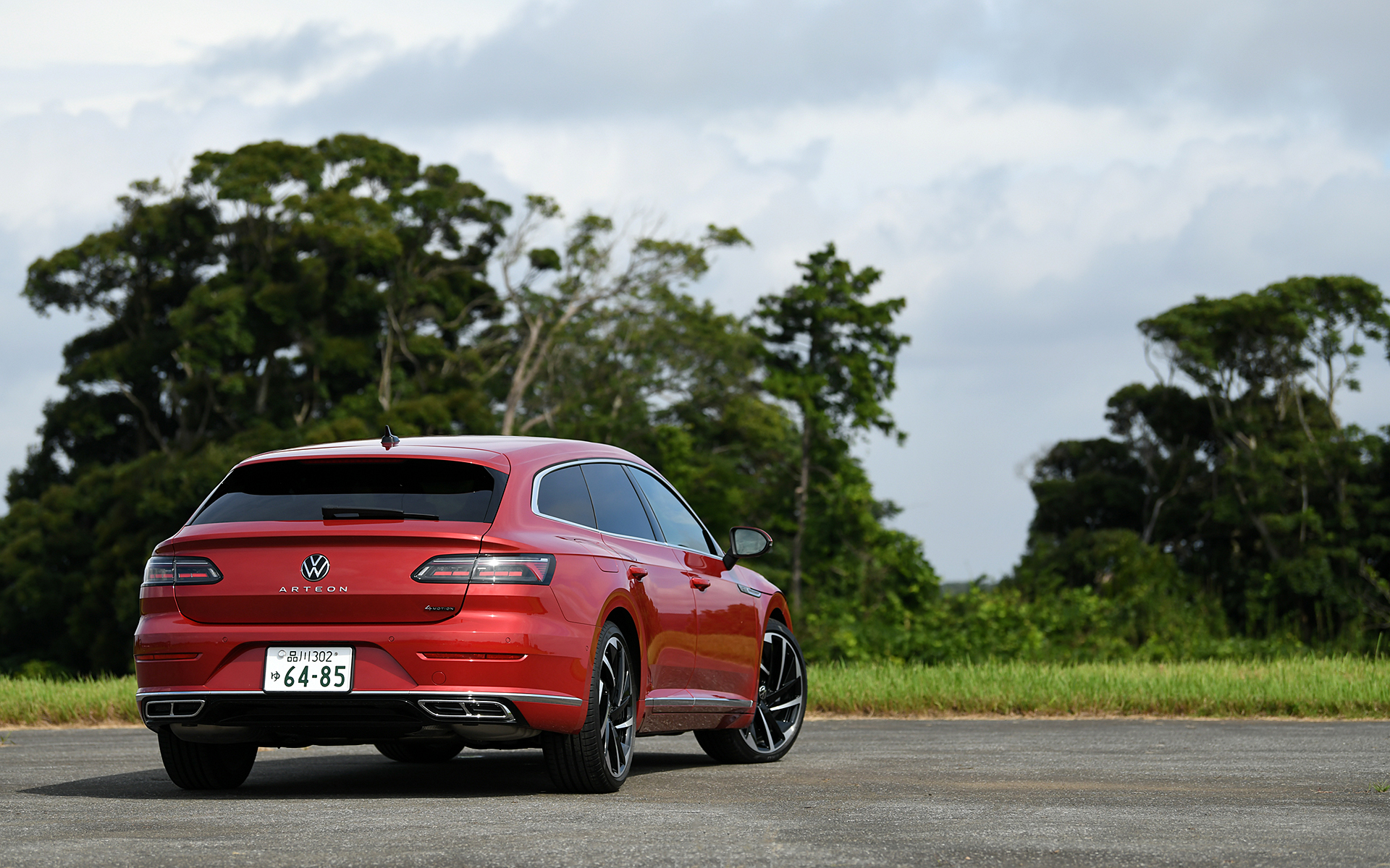 「アルテオン シューティングブレーク TSI 4MOTION R-Line Advanve」（644万6000円）。ボディカラーは新色のキングスレッドメタリック