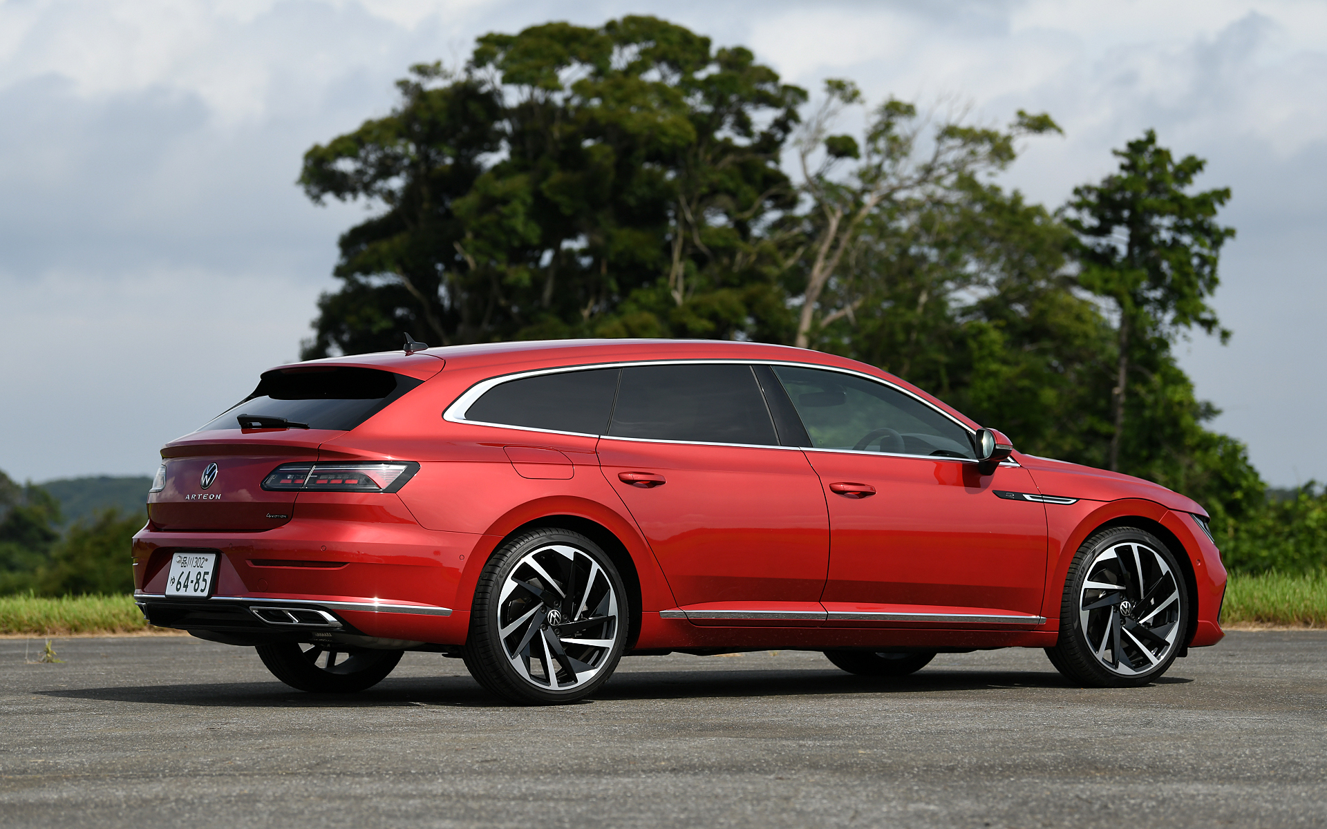 ボディサイズは4870×1875×1445mm（全長×全幅×全高）、ホイールベースは2835mm。足下には245/35R20サイズのピレリ「P ZERO」を装着する