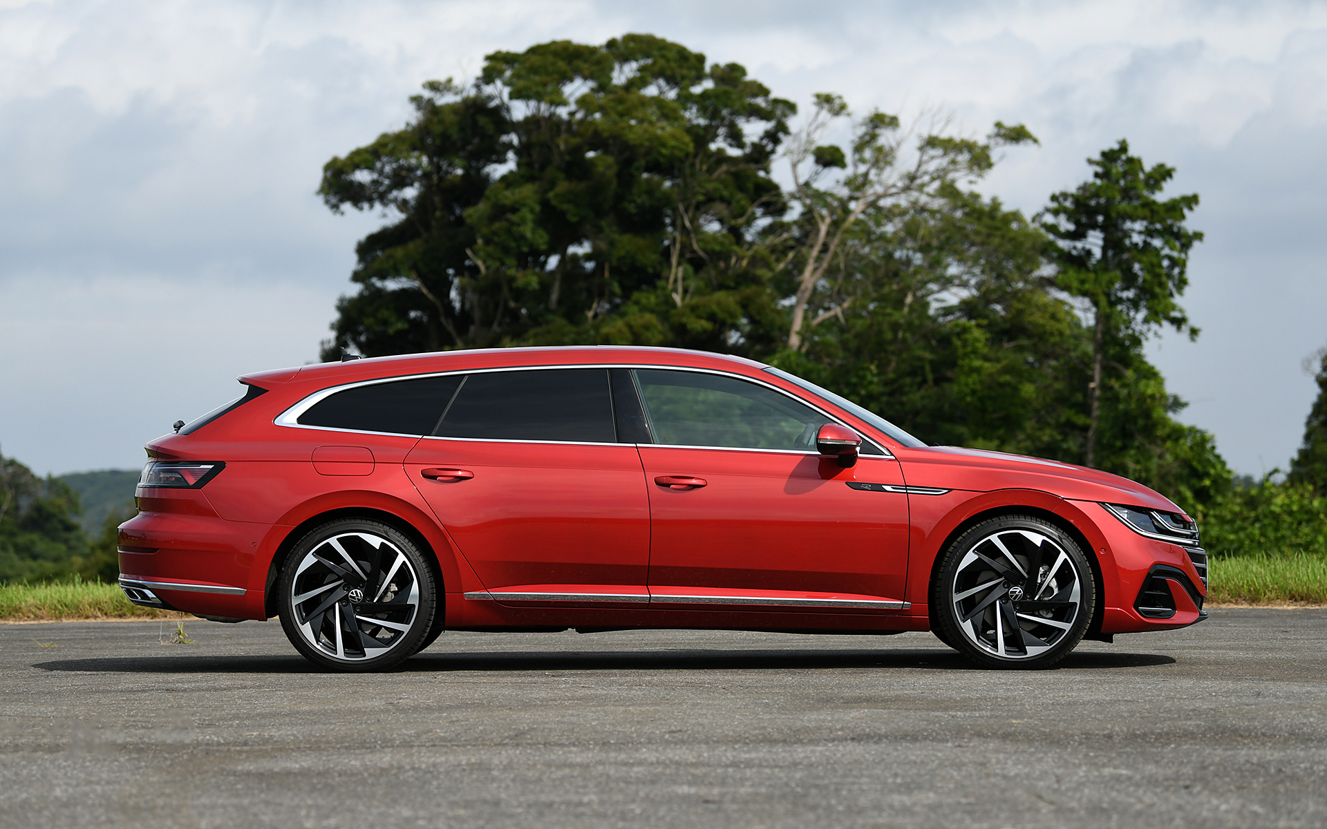 ボディサイズは4870×1875×1445mm（全長×全幅×全高）、ホイールベースは2835mm。足下には245/35R20サイズのピレリ「P ZERO」を装着する