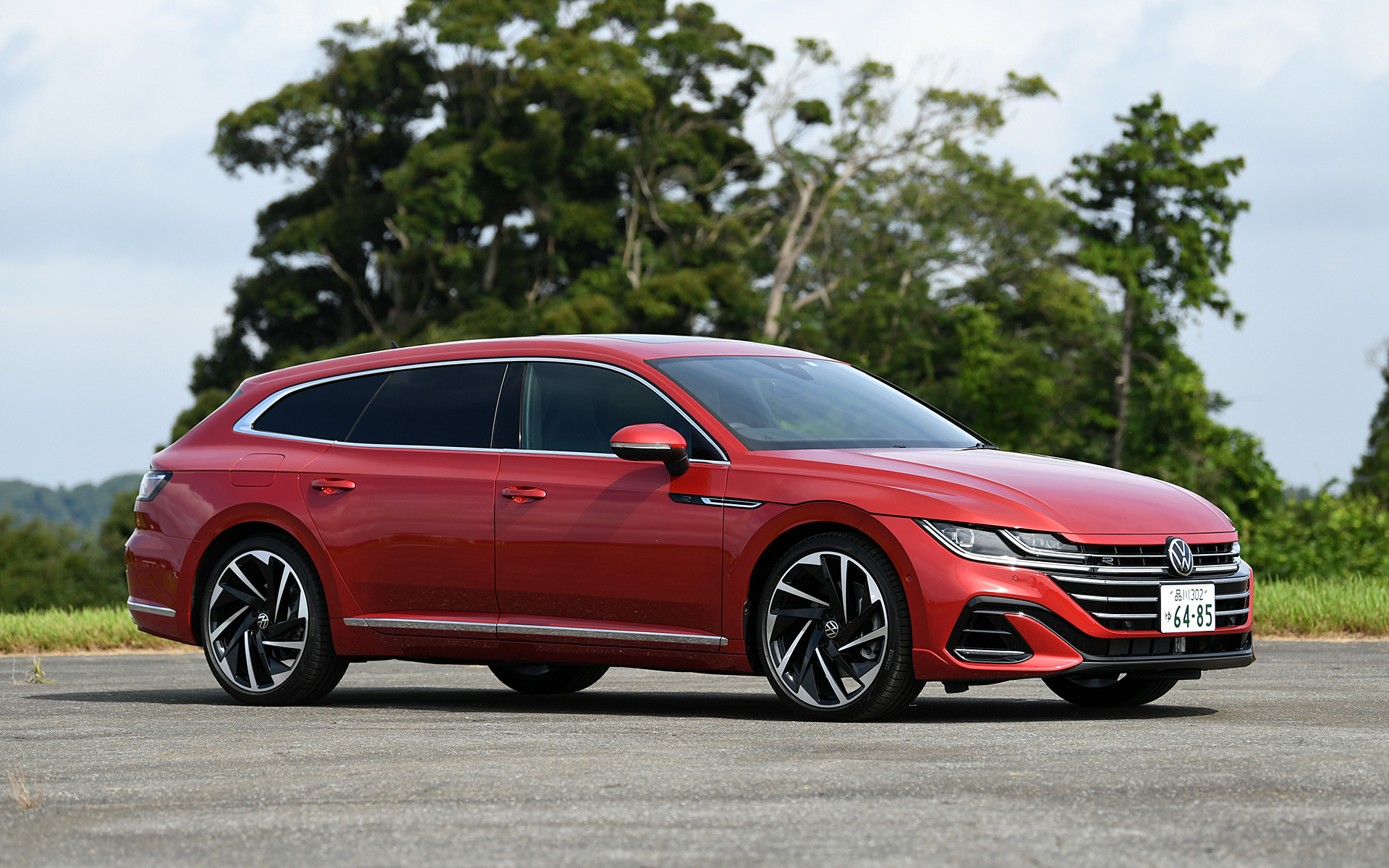 ボディサイズは4870×1875×1445mm（全長×全幅×全高）、ホイールベースは2835mm。足下には245/35R20サイズのピレリ「P ZERO」を装着する