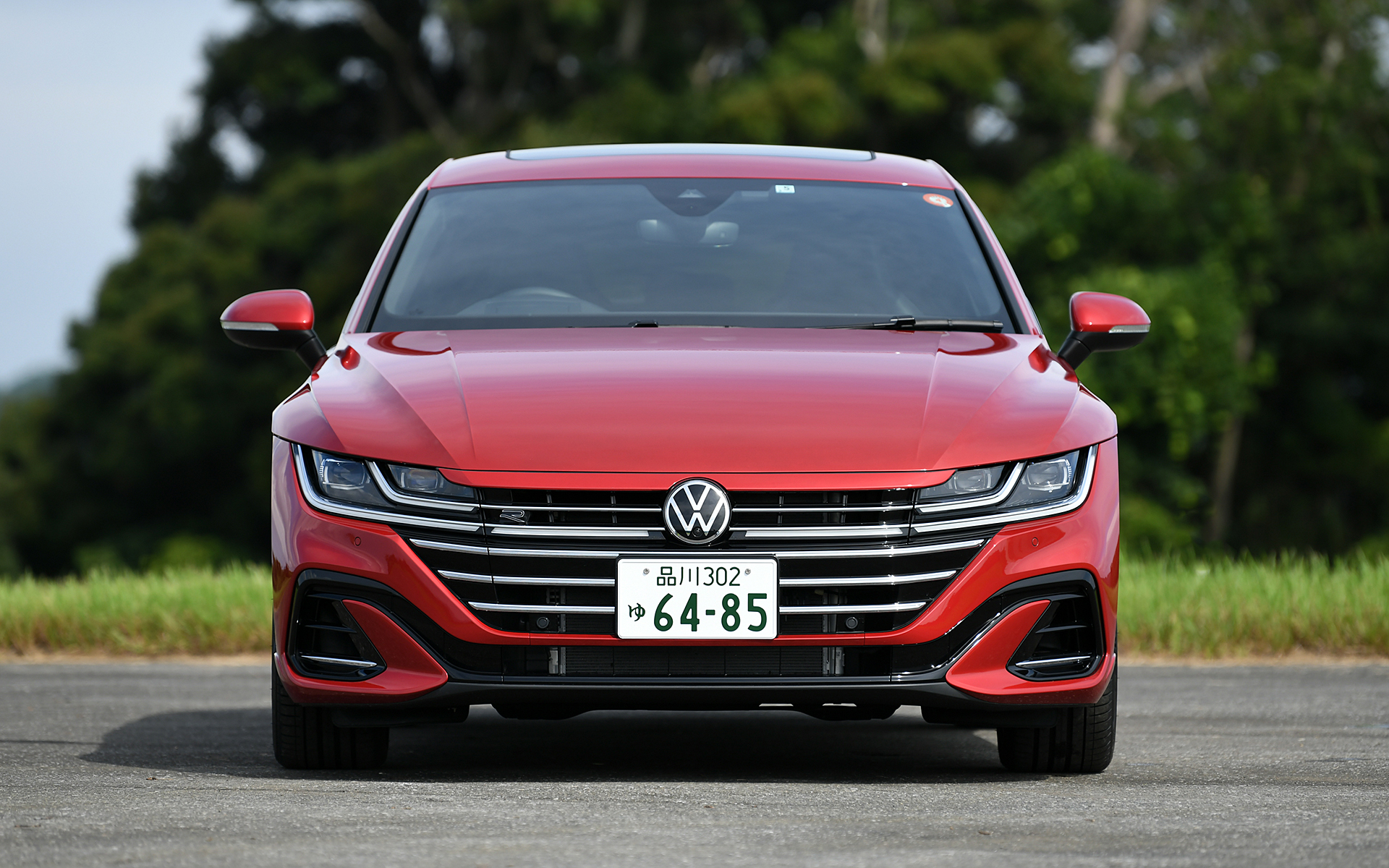 ボディサイズは4870×1875×1445mm（全長×全幅×全高）、ホイールベースは2835mm。足下には245/35R20サイズのピレリ「P ZERO」を装着する