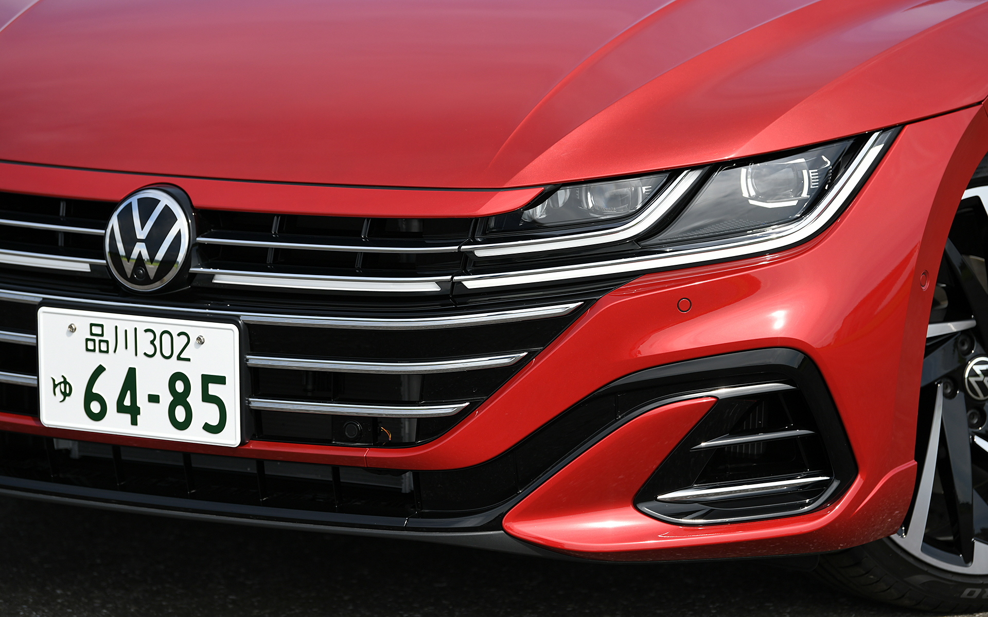 フロントグリルのクロームバーに、LEDヘッドライトにつながるLEDデイタイムランニングライトを新設定し、長くワイドなボンネットなどと相まって特徴的なフロントフェイスを創出。シューティングブレークはBピラー以降が専用デザインとなる