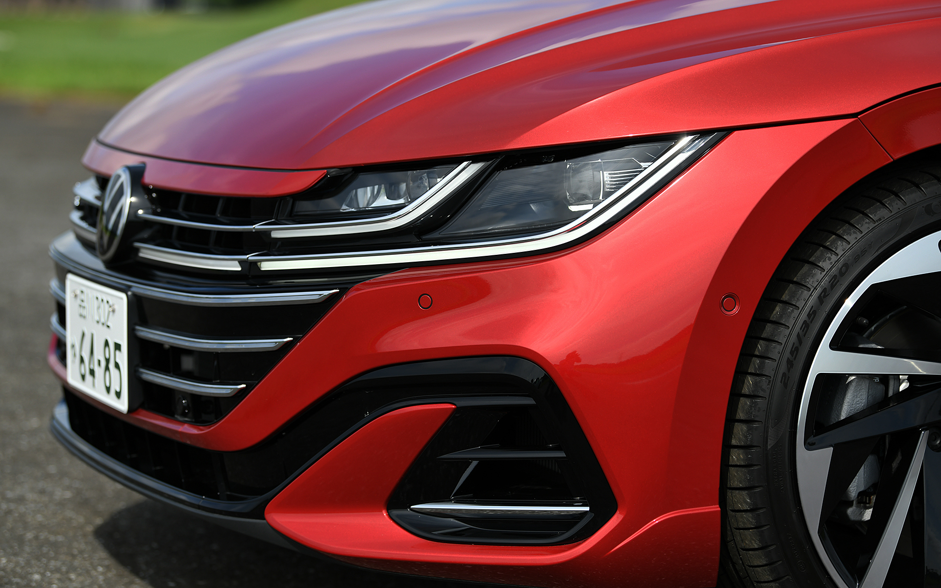 フロントグリルのクロームバーに、LEDヘッドライトにつながるLEDデイタイムランニングライトを新設定し、長くワイドなボンネットなどと相まって特徴的なフロントフェイスを創出。シューティングブレークはBピラー以降が専用デザインとなる