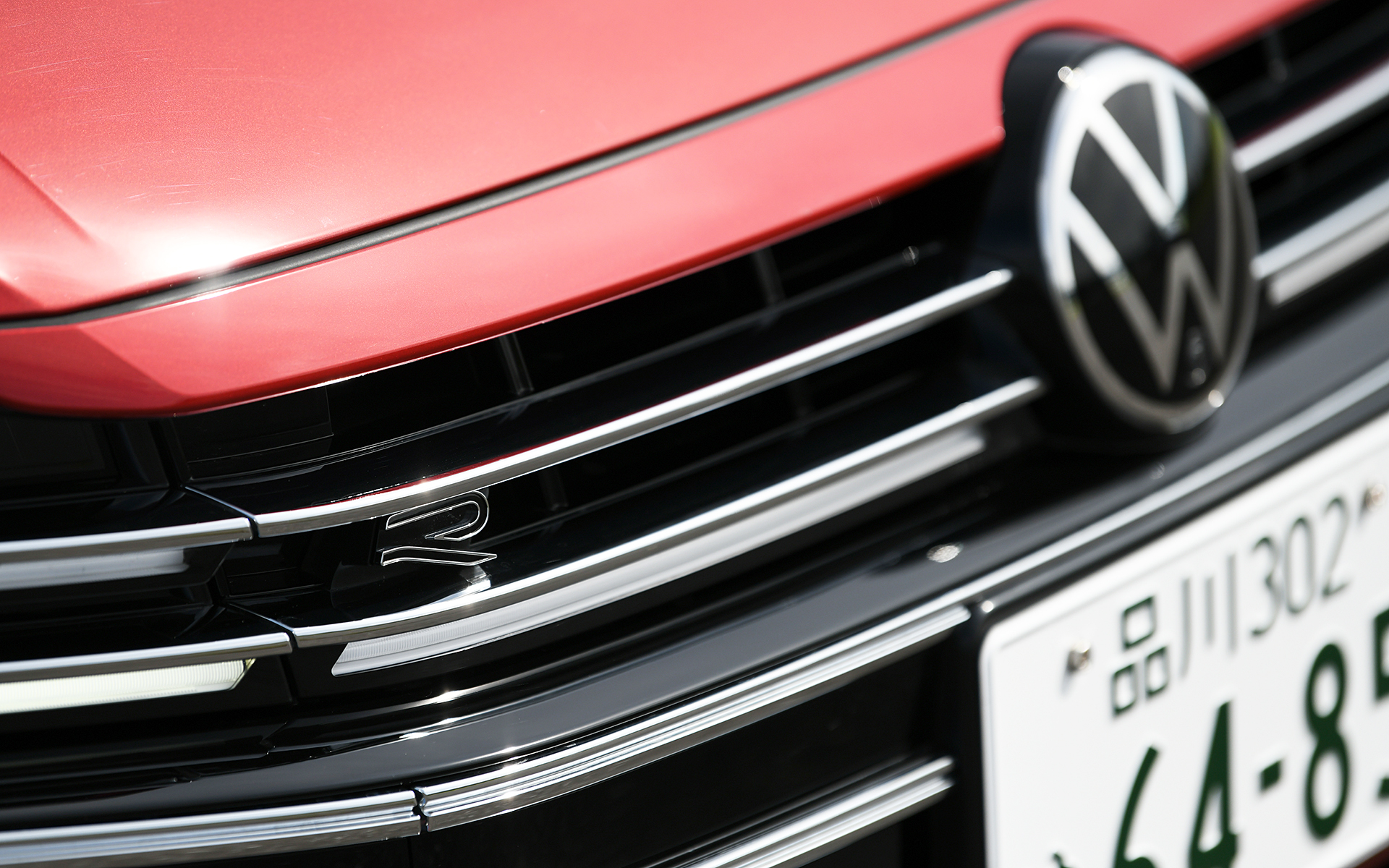 フロントグリルのクロームバーに、LEDヘッドライトにつながるLEDデイタイムランニングライトを新設定し、長くワイドなボンネットなどと相まって特徴的なフロントフェイスを創出。シューティングブレークはBピラー以降が専用デザインとなる