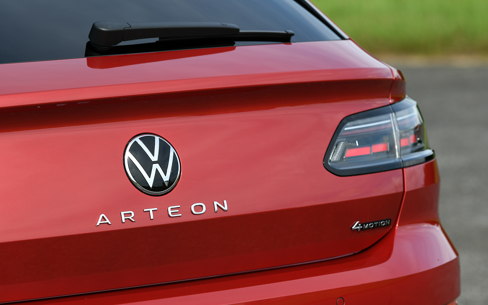 フロントグリルのクロームバーに、LEDヘッドライトにつながるLEDデイタイムランニングライトを新設定し、長くワイドなボンネットなどと相まって特徴的なフロントフェイスを創出。シューティングブレークはBピラー以降が専用デザインとなる