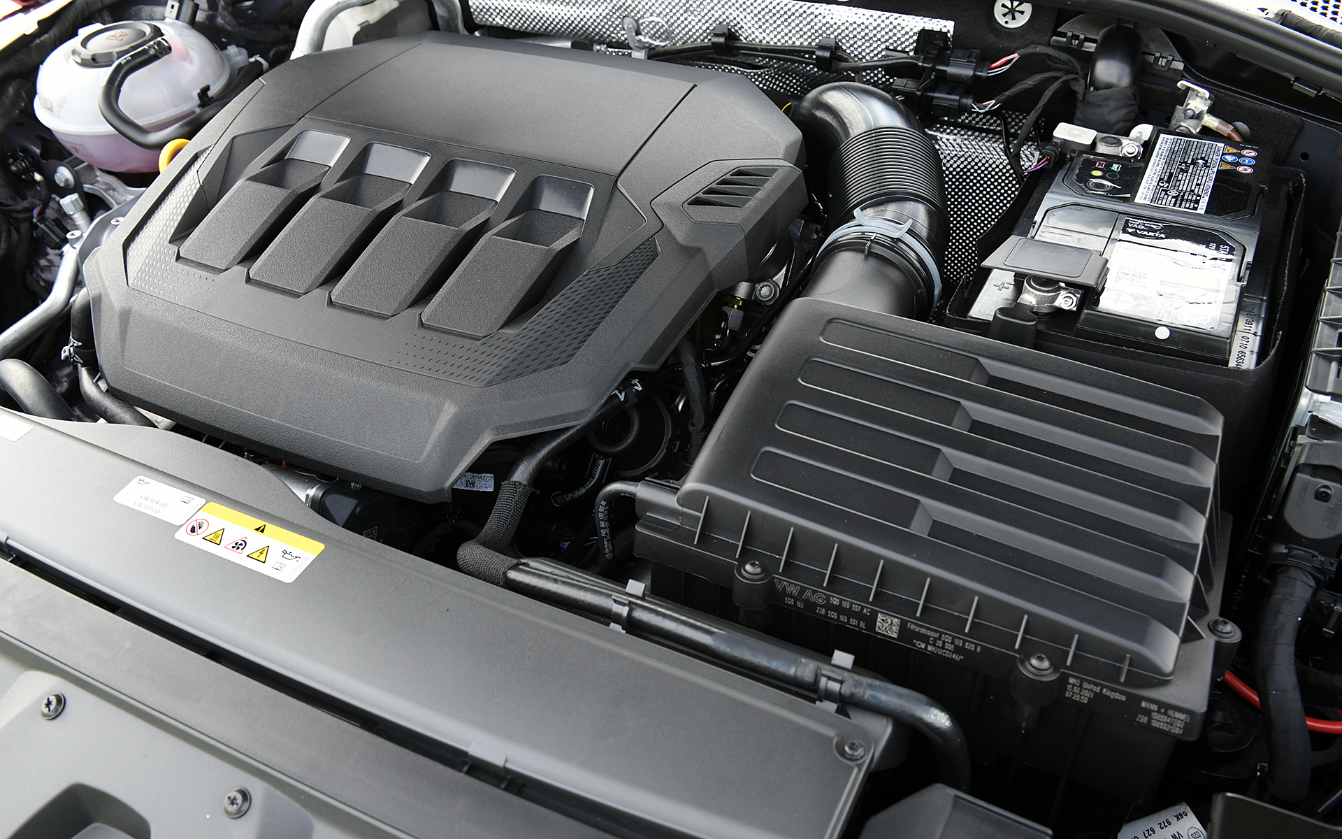 最高出力200kW（272PS）/5500-6500rpm、最大トルク350Nm（35.7kgfm）/2000-5400rpmを発生する直列4気筒DOHC 2.0リッターターボエンジンを搭載。トランスミッションには7速DSGを組み合わせ、4輪を駆動する。WLTCモード燃費は11.5km/L