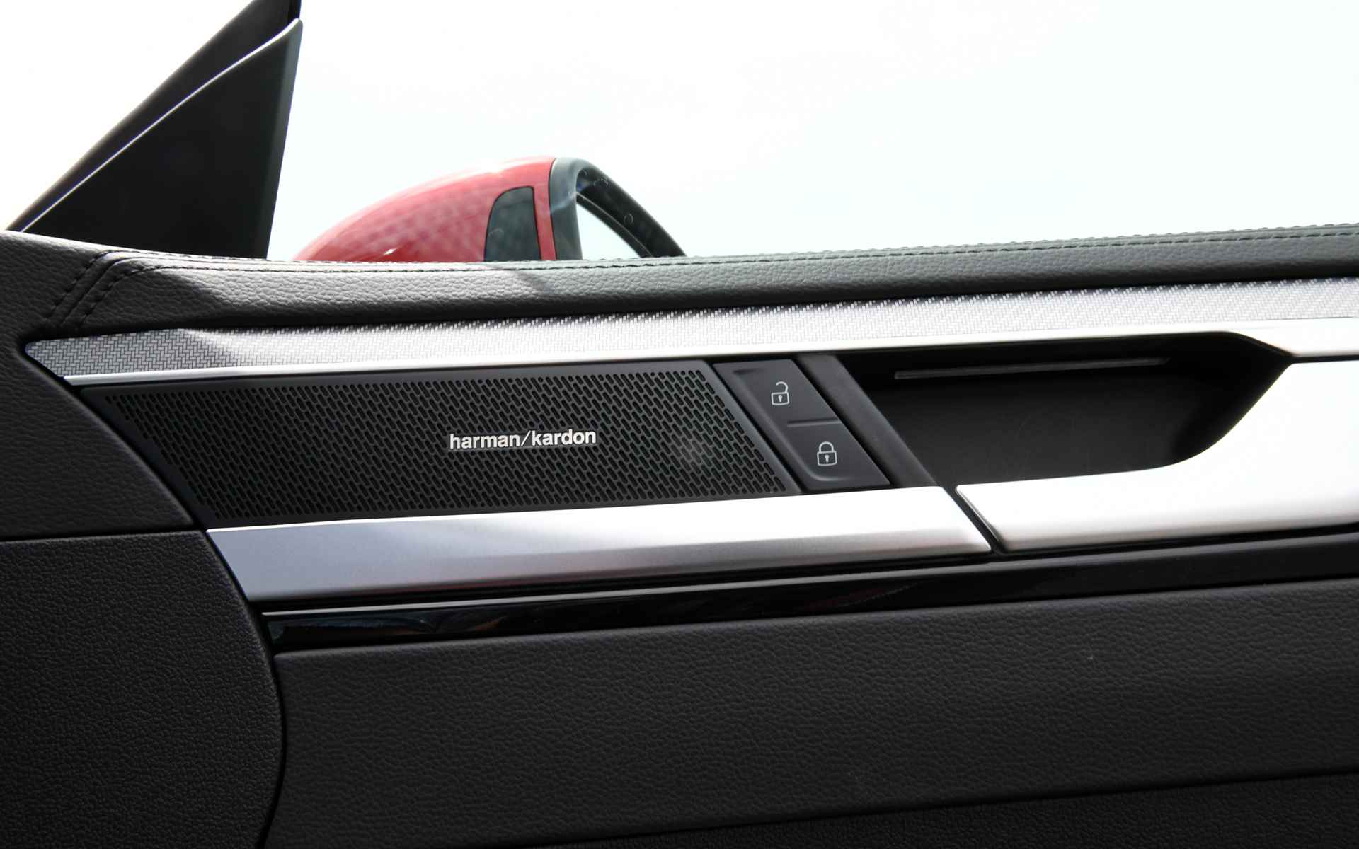 総出力700W、16チャンネル11スピーカーのプレミアムサウンドシステム“Harman Kardon”、電動パノラマスライディングルーフはセットのパッケージオプション