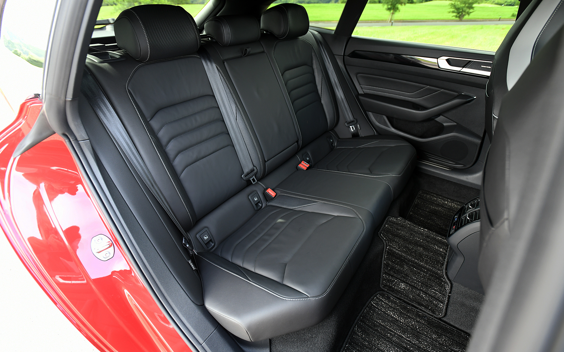 R-Lineは専用のナパレザーシートとなり、R-Line Advanceではさらに運転席/助手席がスポーツシートとなる