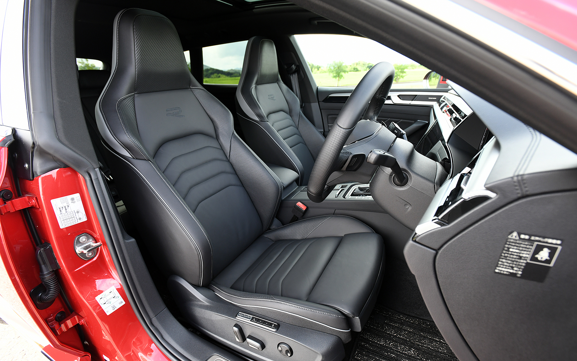 R-Lineは専用のナパレザーシートとなり、R-Line Advanceではさらに運転席/助手席がスポーツシートとなる