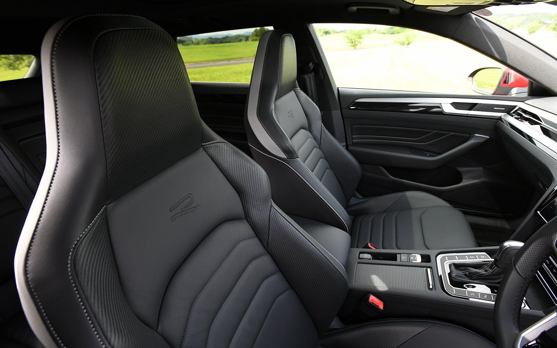 R-Lineは専用のナパレザーシートとなり、R-Line Advanceではさらに運転席/助手席がスポーツシートとなる