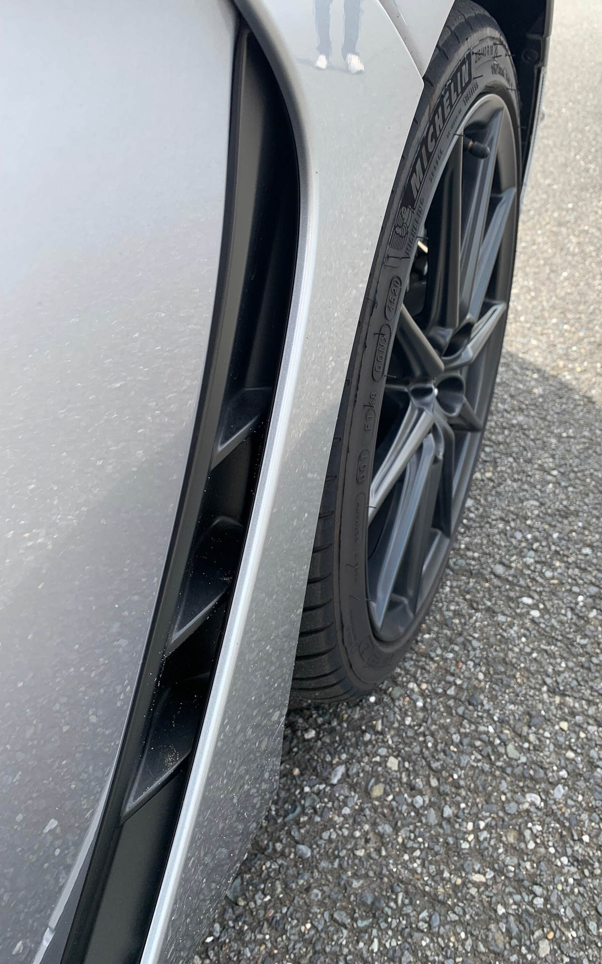 フロントフェンダーのアウトレット。ダミーではなく実際に空気を排出して整流してます。フロントエアインテークも生きてました。最近のクルマは空力に手を抜きません