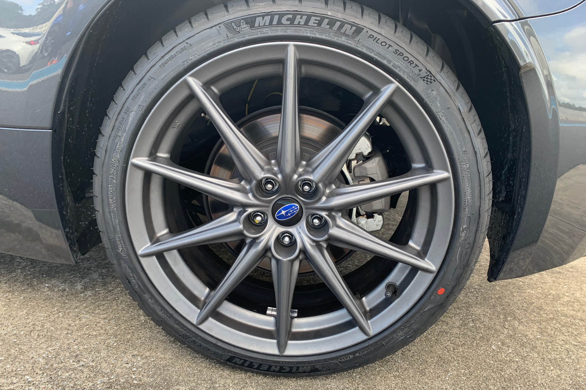 18インチのミシュランのパイロット スポーツ 4。専用品ではないとのことです。17インチは今まで通りプライマシーを履きます