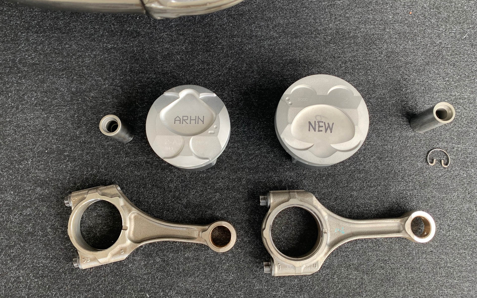 2.0リッターと2.4リッターフラット4のピストンとコンロッド。改めて見ると大きなボアにビックリ