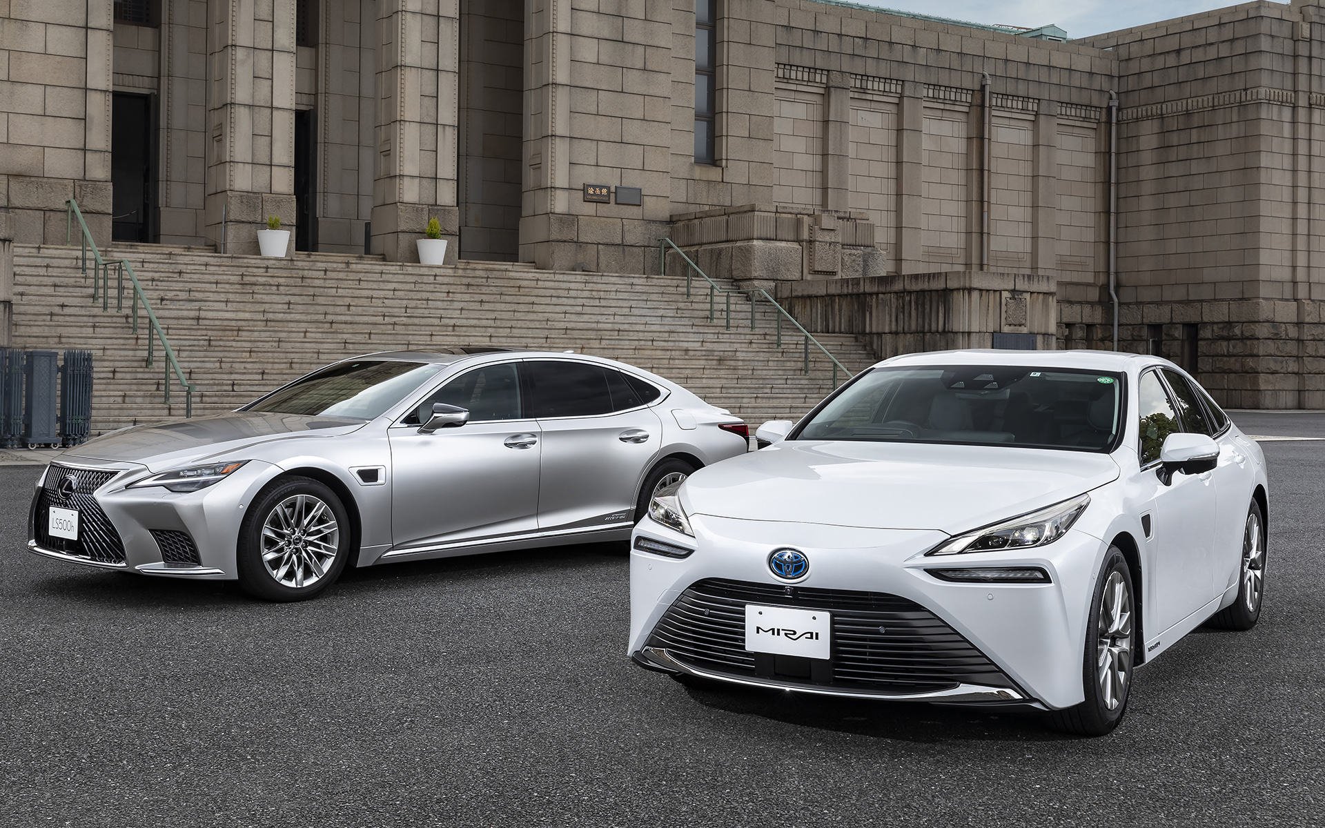 レクサス「LS」（奥）、トヨタ自動車「ミライ」（手前）