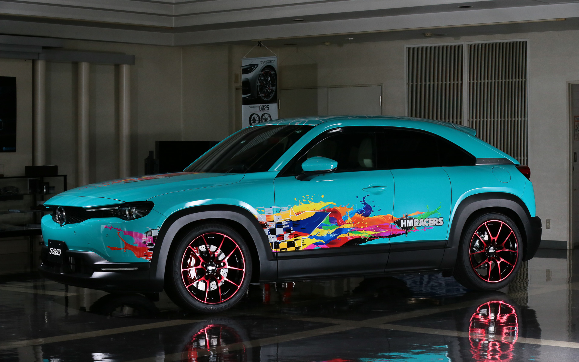 本稿ではレイズの「VOLK RACING G025」にスポットを当てて紹介。撮影車両は<a href="https://car.watch.impress.co.jp/docs/topic/special/1337261.html" class="n" target="_blank">オリジナルブランド「HM RACERS」</a>を展開する広島マツダのデモカー「MX-30」