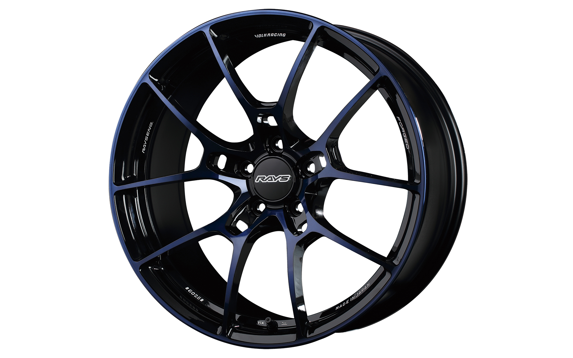 2020年に限定カラーモデルとして登場した「G025 DB/C」はベースコート、ペイント、ダイヤモンドカット、厳選したブルークリア、仕上げのクリアコートと、全ての工程を吟味して完成させたもの。正対で見た時、斜めから見た時で違った表情を見せるのが特徴の1つ