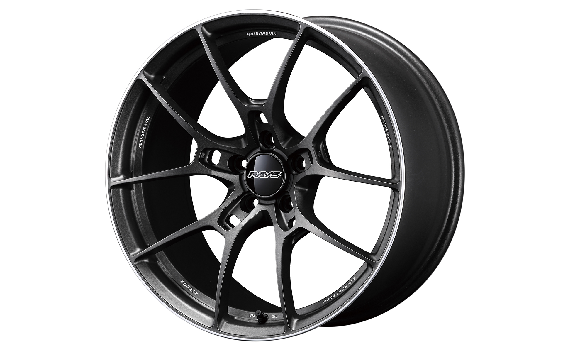 2019年にデビューしたVOLK RACING G025。写真左はマットガンブラック/リムエッジDC（MK）、右はシャイニングブラックメタル/リムエッジDC（HK）。サイズは国産車用が18×7.5J～20×12Jで、PCDは100と114.3を用意。輸入車用のサイズは18×7.5J～20×10.5Jで、PCDは108、112、120を設定する