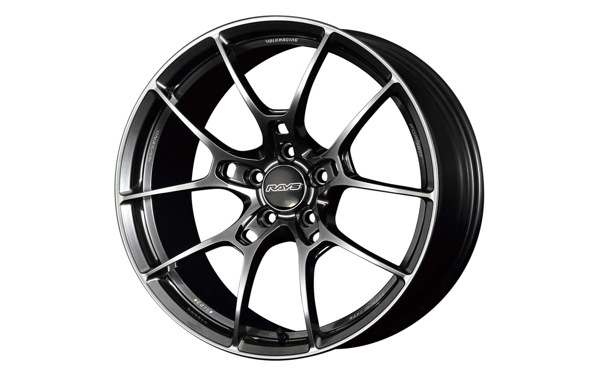2019年にデビューしたVOLK RACING G025。写真左はマットガンブラック/リムエッジDC（MK）、右はシャイニングブラックメタル/リムエッジDC（HK）。サイズは国産車用が18×7.5J～20×12Jで、PCDは100と114.3を用意。輸入車用のサイズは18×7.5J～20×10.5Jで、PCDは108、112、120を設定する