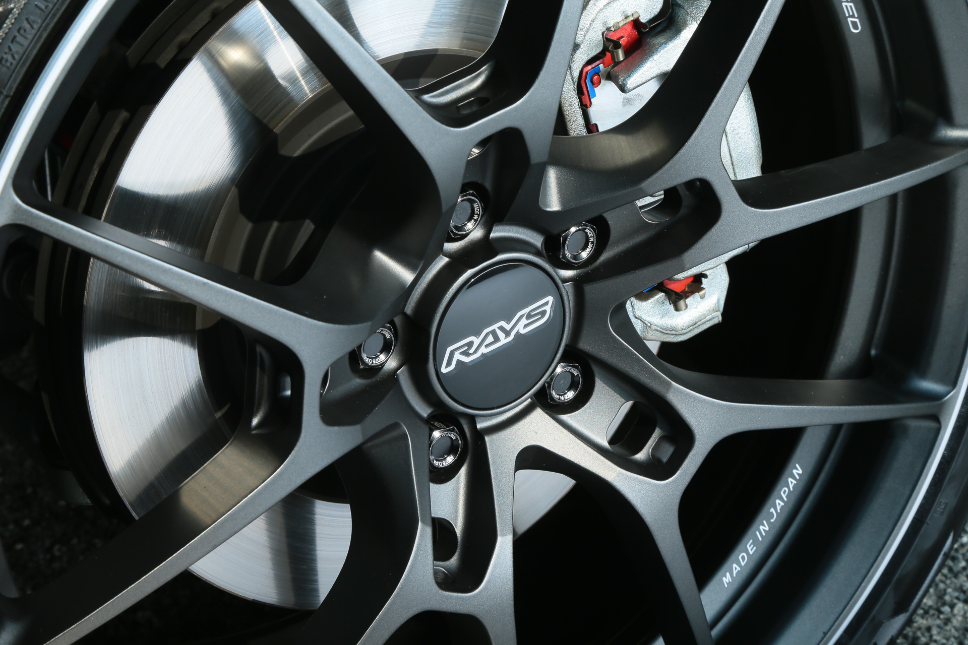 2×5スポークデザインを採用するG025。最新の鍛造技術によりわずか5.5mmという圧倒的な細さのスポークを実現するとともに、「TE037」に続く「ゼロシリーズ」としてセンター部にはデザイン的にも目を引くウェイトレスホールが空けられた。これは構造解析技術により強度を下げない形で重量の低減を図ったもの