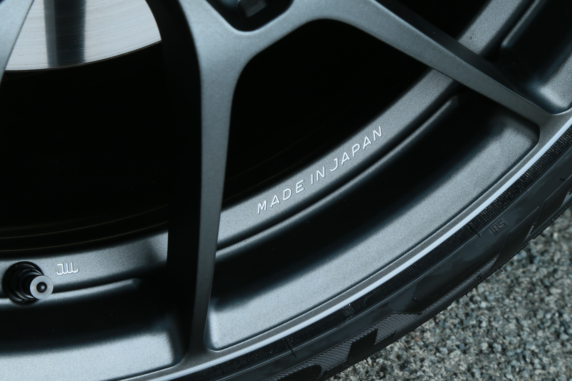 リム外周にレイズが特許を持つ「A.M.T.」と呼ばれる彫刻加工で「RAYS ENG.」「MADE IN JAPAN」といった文字が与えられるのもデザイン面での特徴の1つ