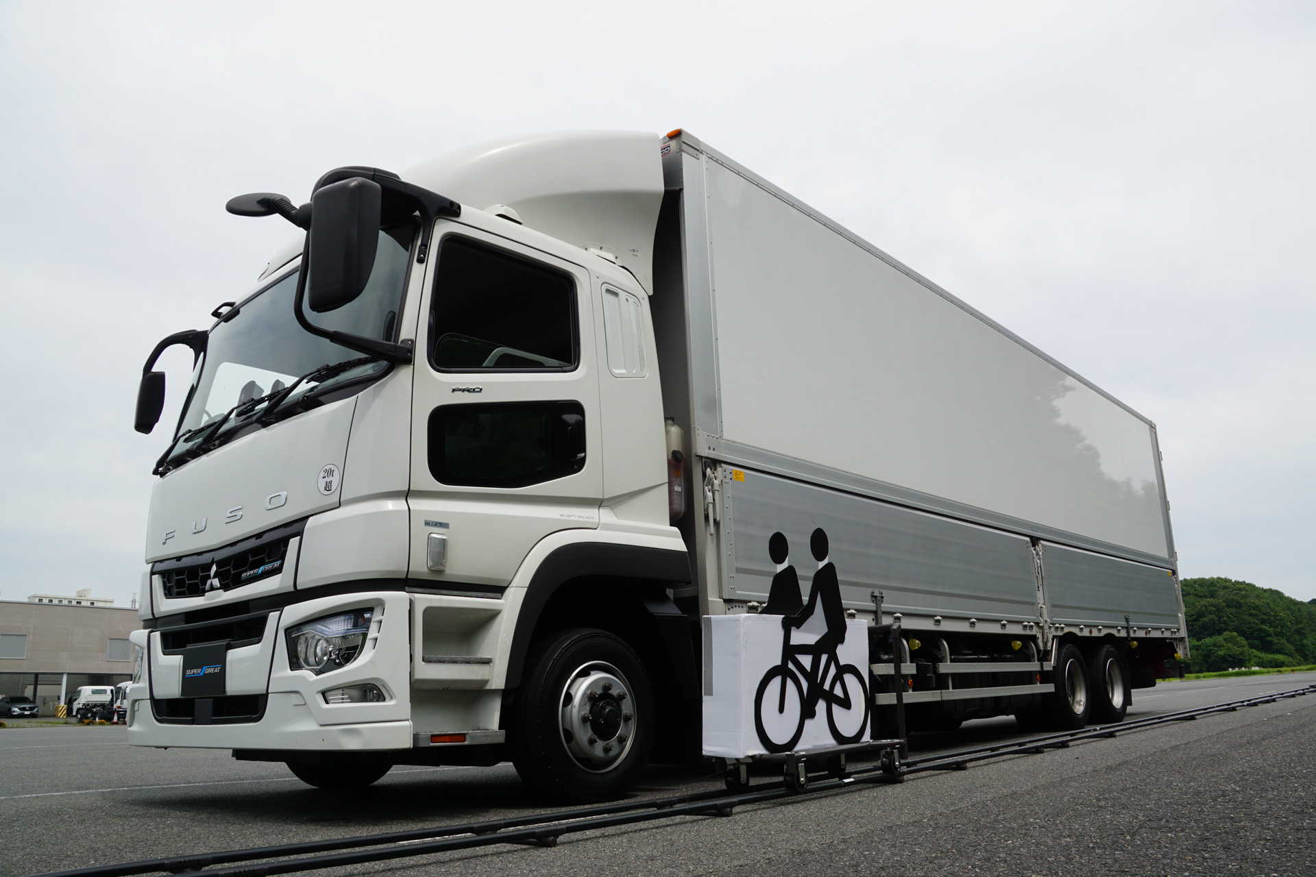 トラックと並走してくる自転車に見立てた模擬装置を使ってデモンストレーションが行なわれた