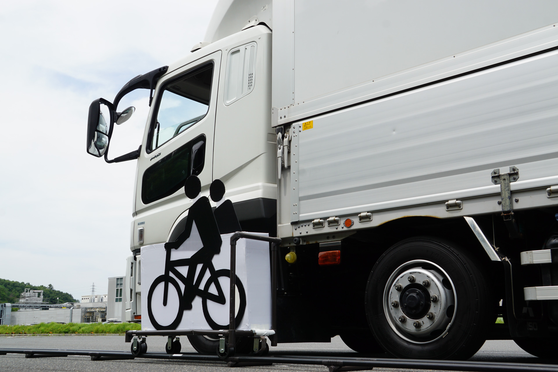 トラックと並走してくる自転車に見立てた模擬装置を使ってデモンストレーションが行なわれた