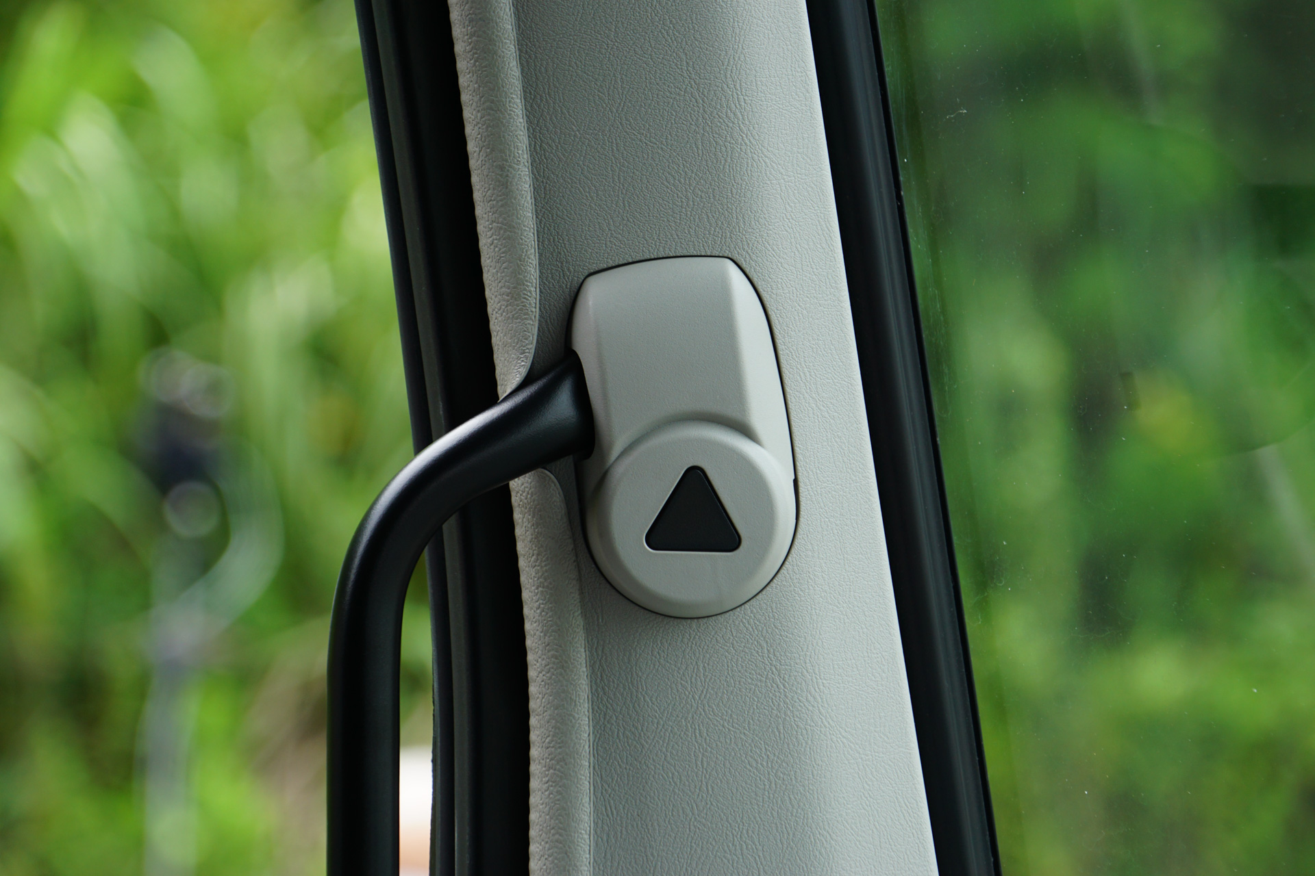 並走する自転車の存在をドライバーに警告するためのランプがピラーに仕込まれている