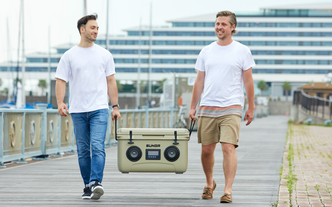 持ち運びやすいロープハンドルも装備