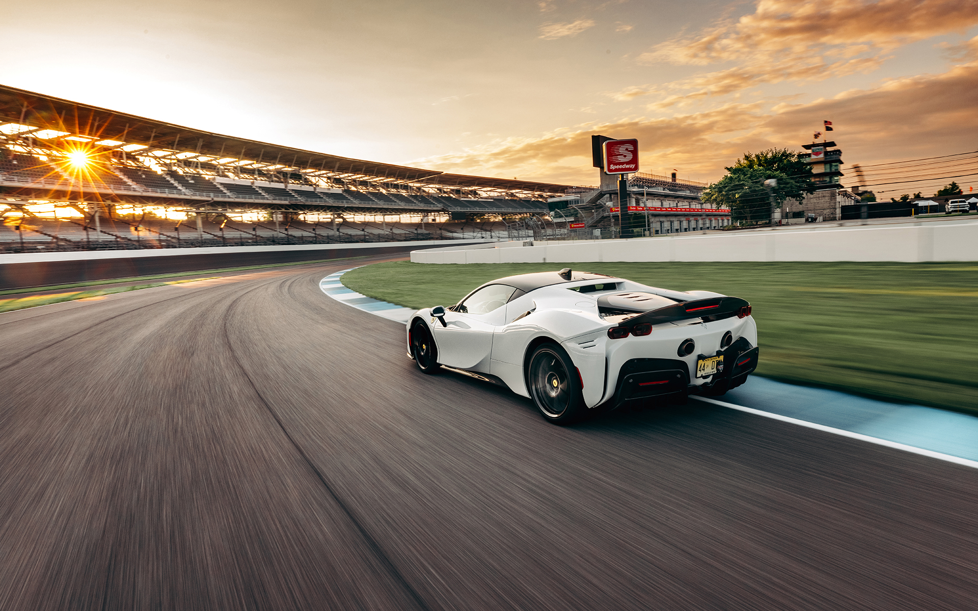 フェラーリのPHEV「SF90 ストラダーレ」がインディアナポリスで量産車ラップレコード樹立