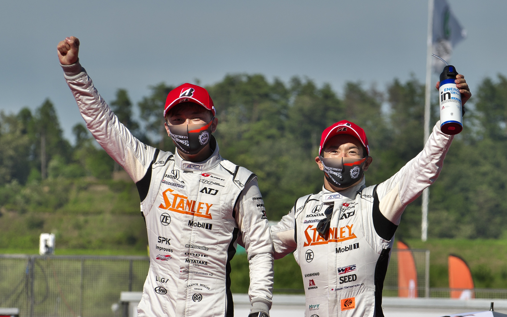 第4戦もてぎを優勝した山本尚貴選手（右）と牧野任祐選手（左）