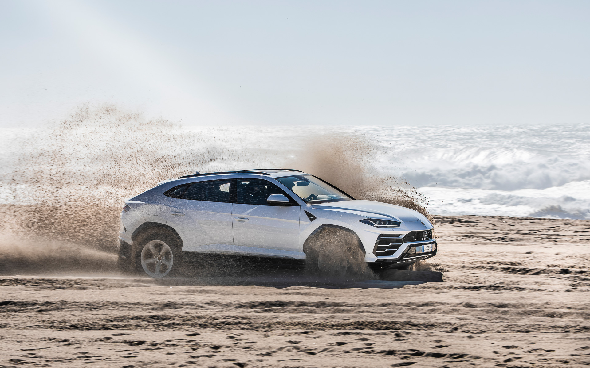 ウルスはV型8気筒4.0リッターツインターボエンジンを搭載