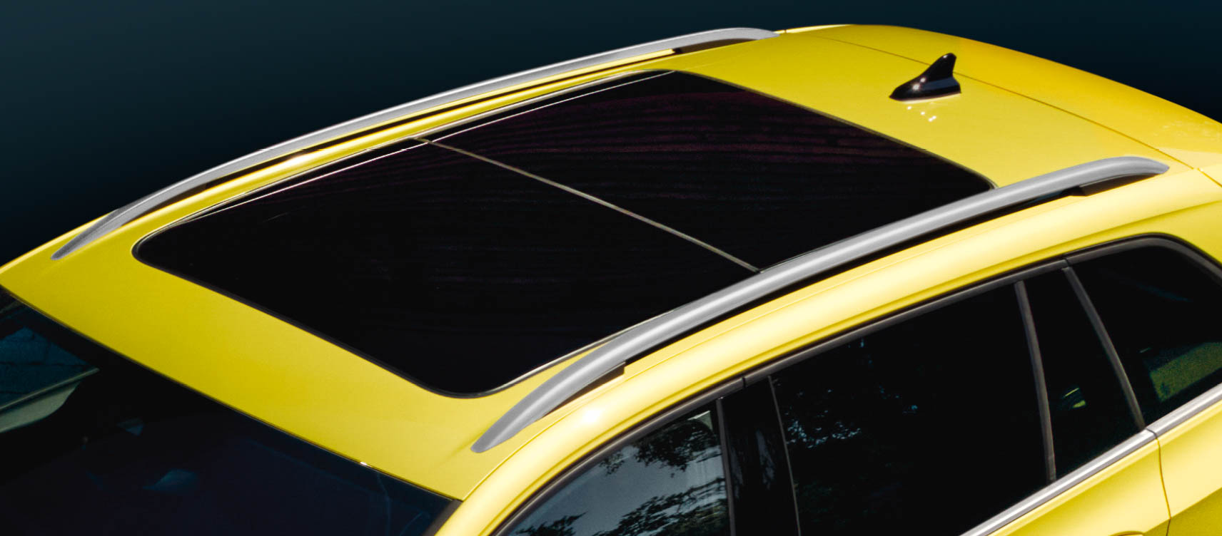 電動パノラマスライディングルーフ（電動サンシェード、UVカット機能付）、プレミアムサウンドシステム“Harman Kardon”などもオプションに設定される