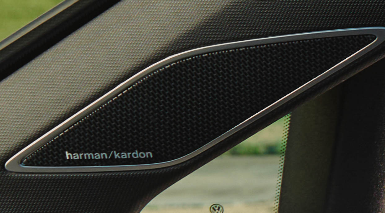 電動パノラマスライディングルーフ（電動サンシェード、UVカット機能付）、プレミアムサウンドシステム“Harman Kardon”などもオプションに設定される