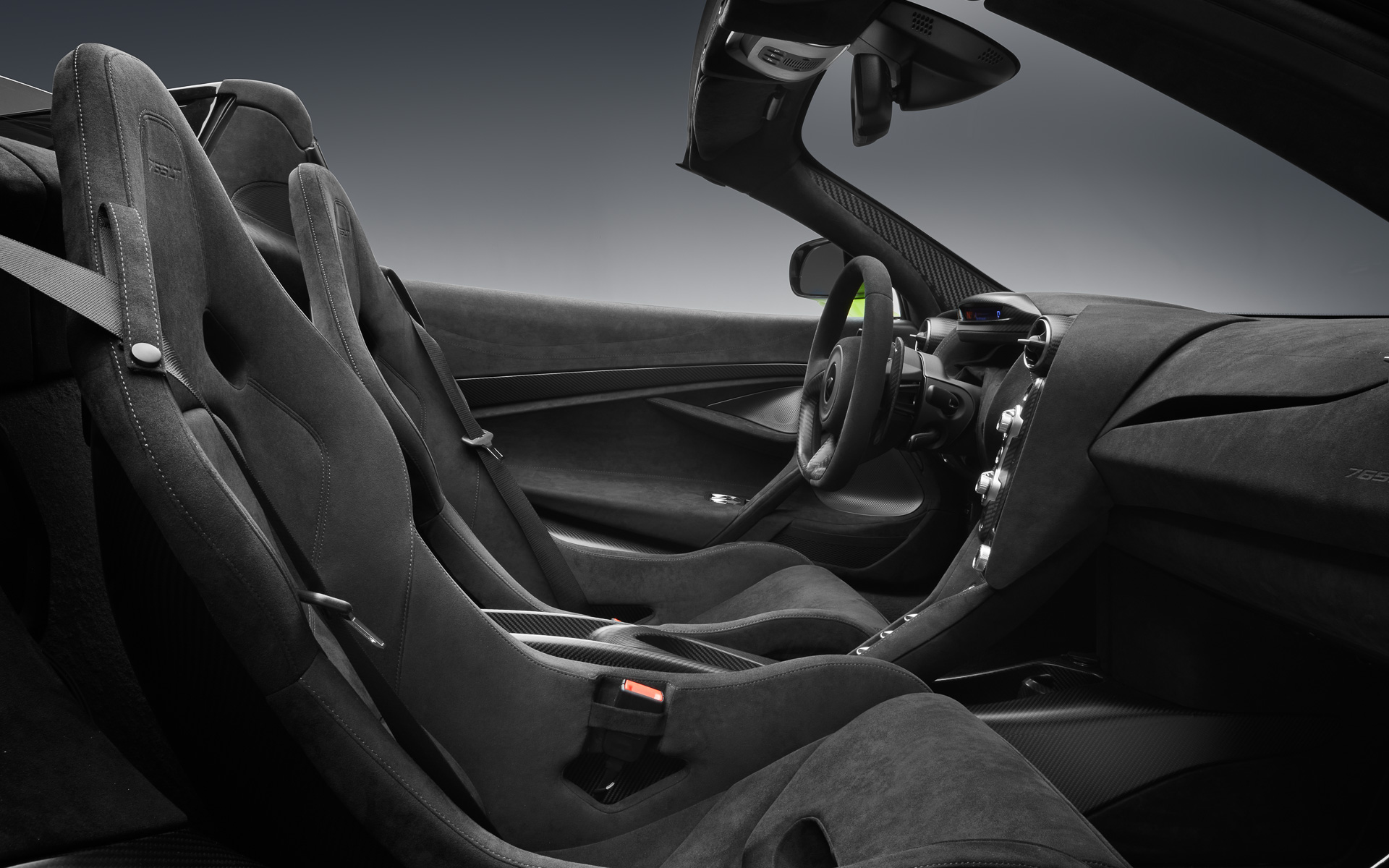 アルカンターラで覆われたカーボンファイバー製レースシート