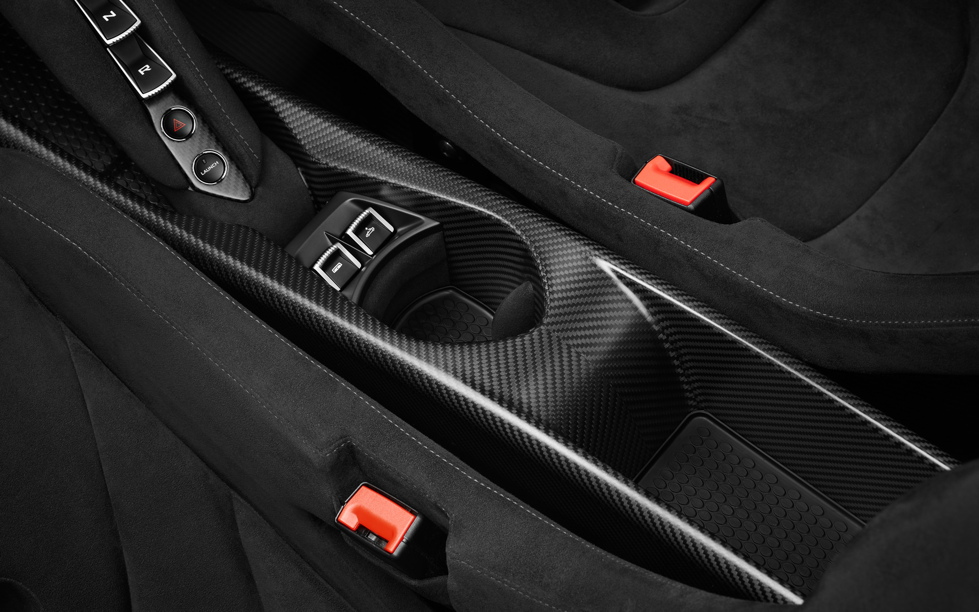 ルーフとリアウィンドウの開閉スイッチはセンターコンソールに配置される