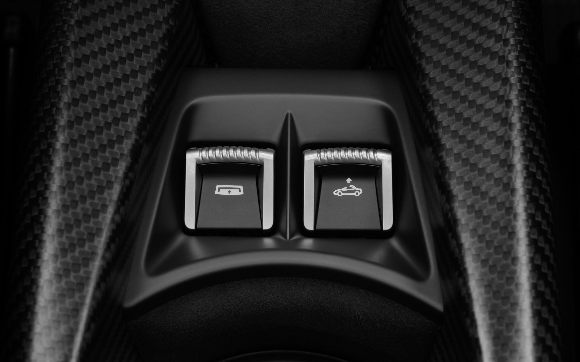 ルーフとリアウィンドウの開閉スイッチはセンターコンソールに配置される