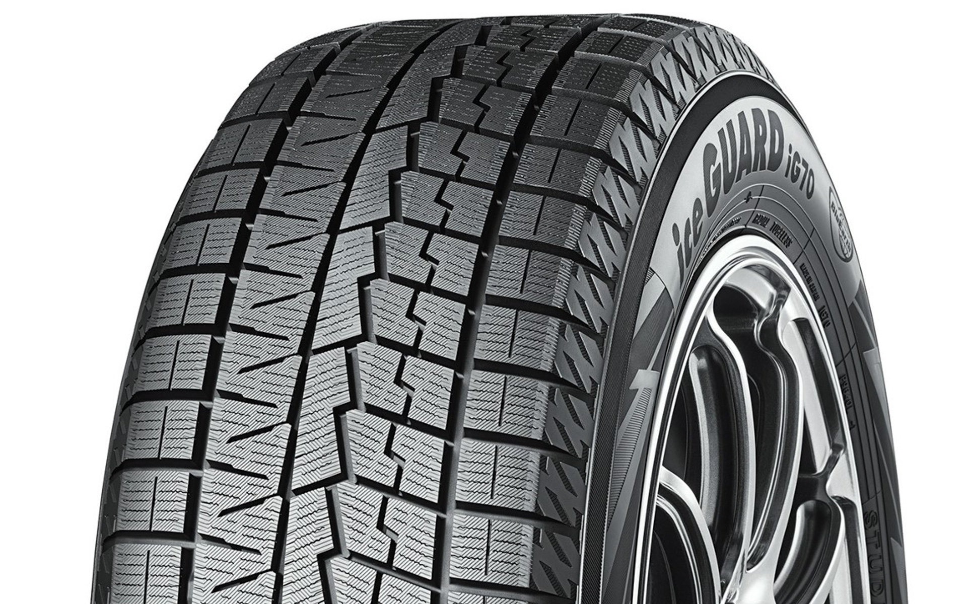 アイスガード セブンは「YOKOHAMAスタッドレスタイヤ」の第7世代の新商品。「アイスガード」が一貫して追求してきた「氷に効く＝氷上性能」をさらに向上。また「雪に効く＝雪上性能」もレベルアップし、従来品「アイスガード シックス」で定評のあった「永く効く＝性能持続性」も兼ね備えた新商品