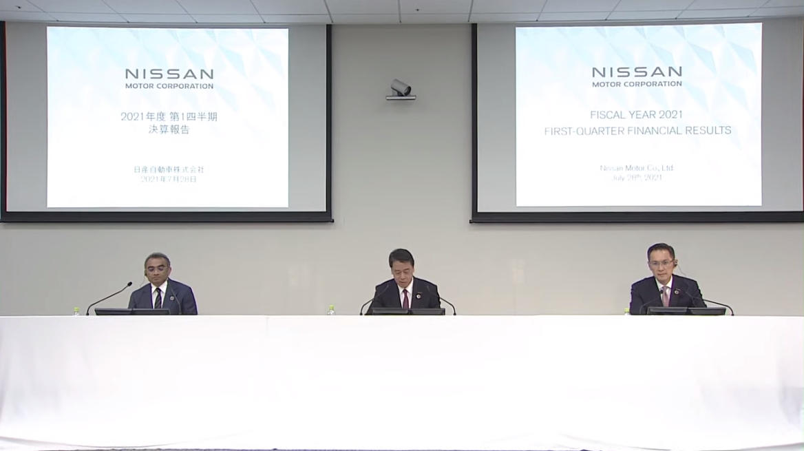 内田氏とグプタ氏に加え、日産自動車株式会社 CFO スティーブン・マー氏（右）も質疑応答に参加