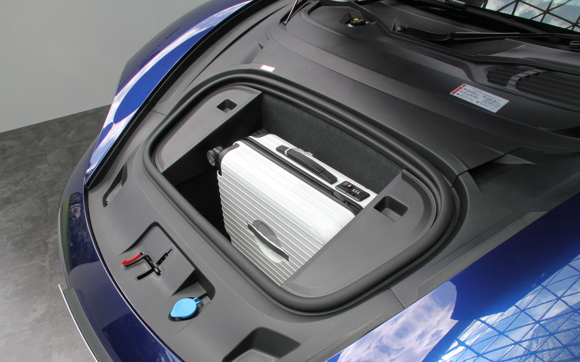 ラゲッジスペースは後席を倒すと最大1212Lの積載量を確保。フロントの収納スペースは84L