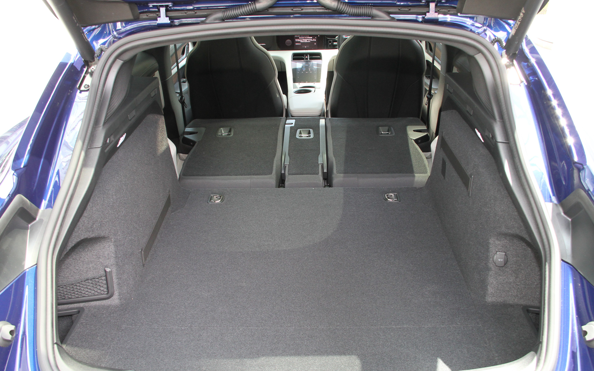 ラゲッジスペースは後席を倒すと最大1212Lの積載量を確保。フロントの収納スペースは84L