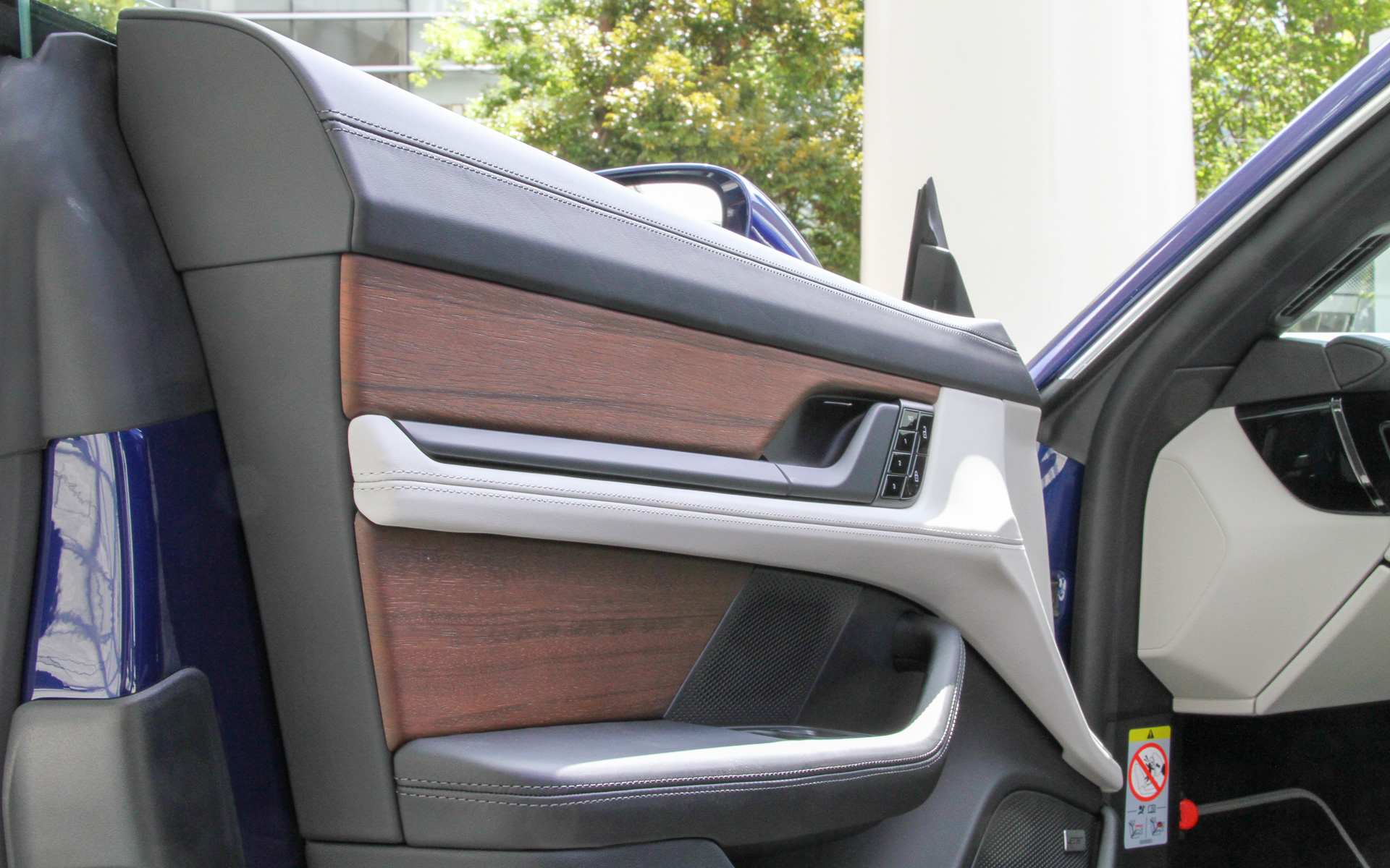 タイカン4クロスツーリスモのインテリア。湾曲した16.8インチディスプレイやオプションとして用意されるコンパスディスプレイなどが目を引く