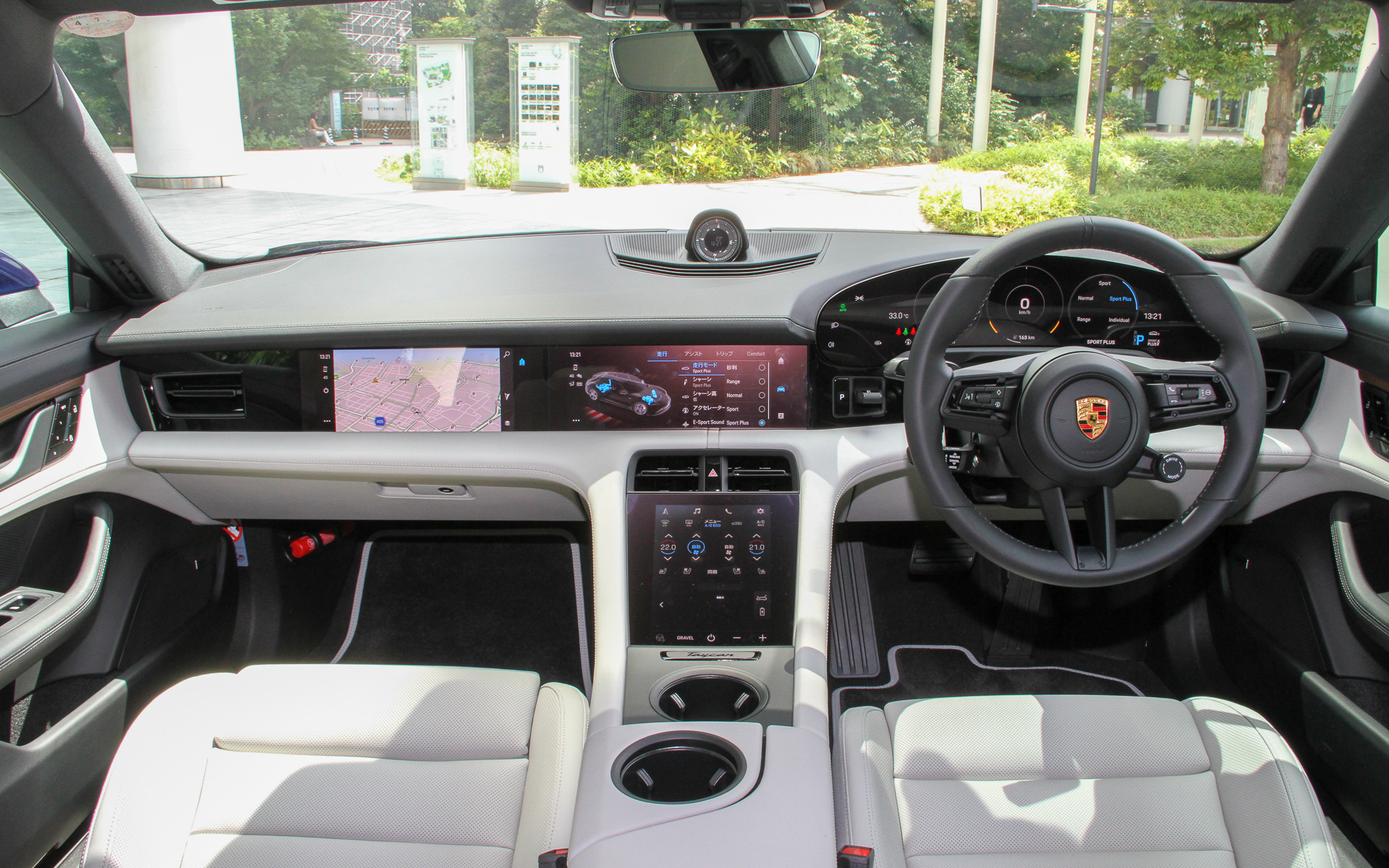 タイカン4クロスツーリスモのインテリア。湾曲した16.8インチディスプレイやオプションとして用意されるコンパスディスプレイなどが目を引く