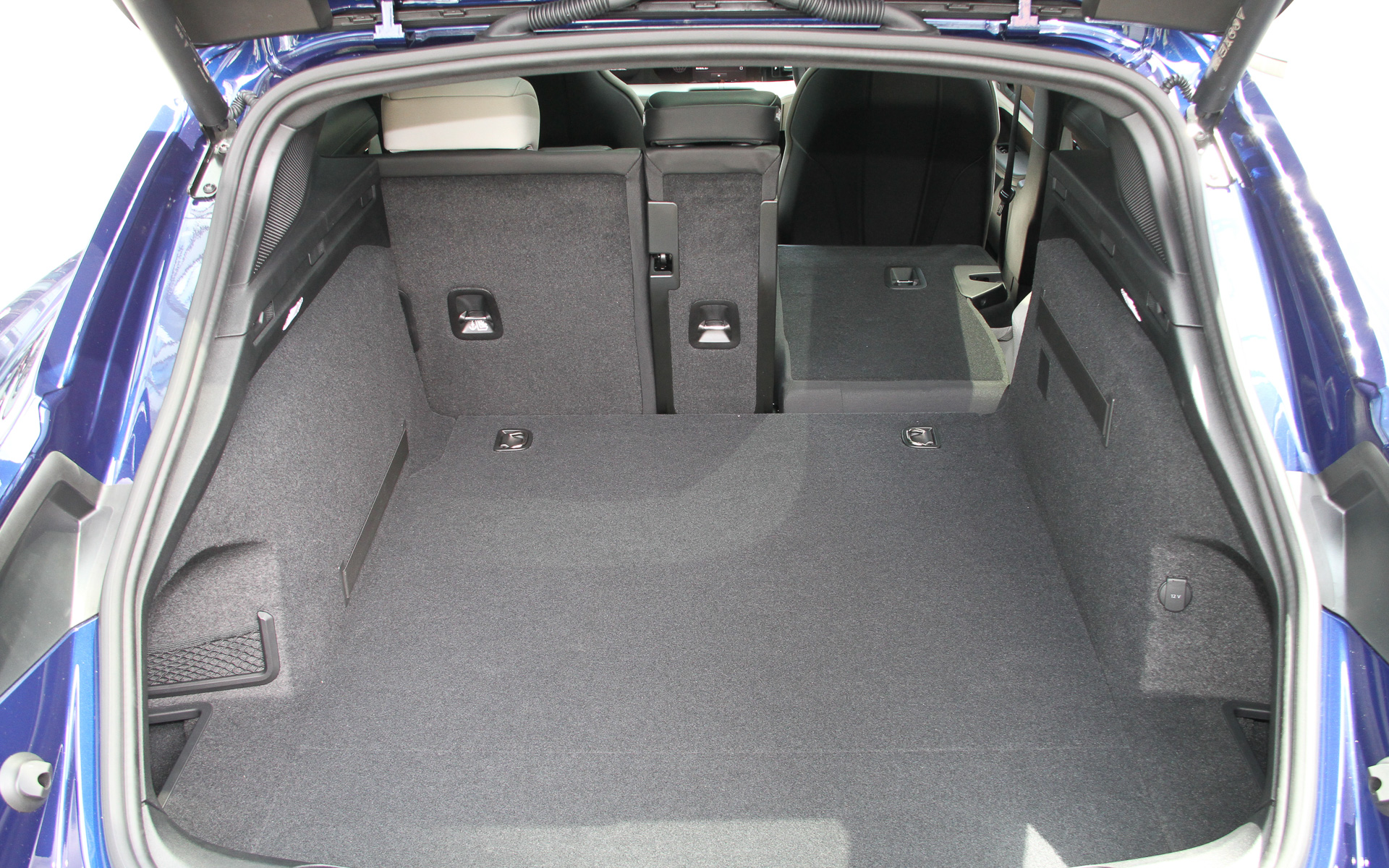 ラゲッジスペースは後席を倒すと最大1212Lの積載量を確保。フロントの収納スペースは84L