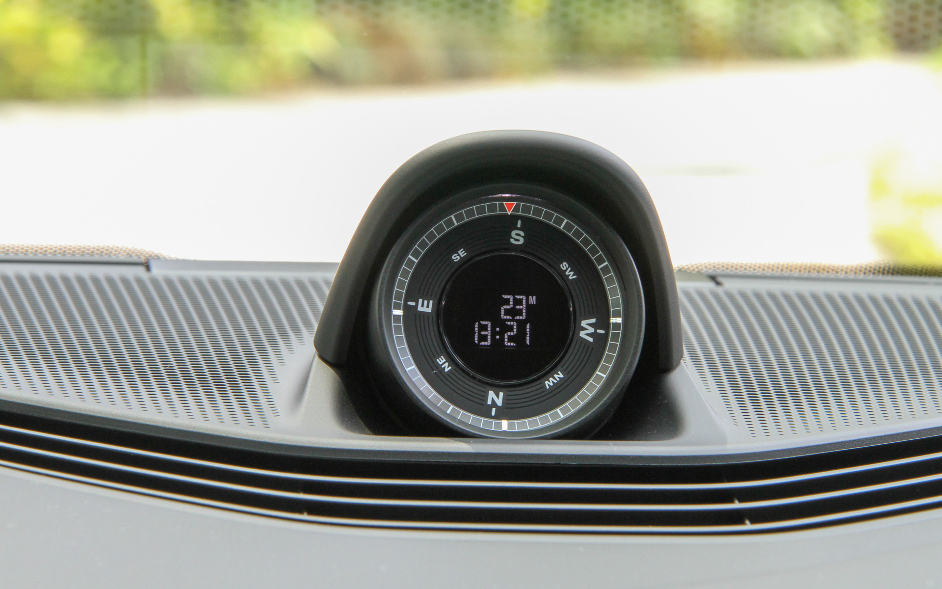 タイカン4クロスツーリスモのインテリア。湾曲した16.8インチディスプレイやオプションとして用意されるコンパスディスプレイなどが目を引く