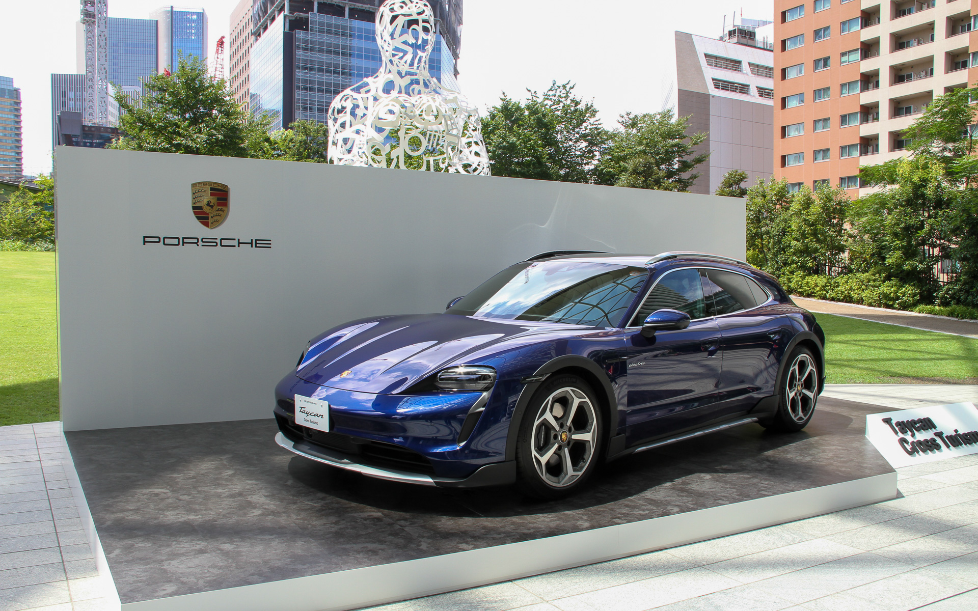 「タイカンクロスツーリスモ」を日本初公開